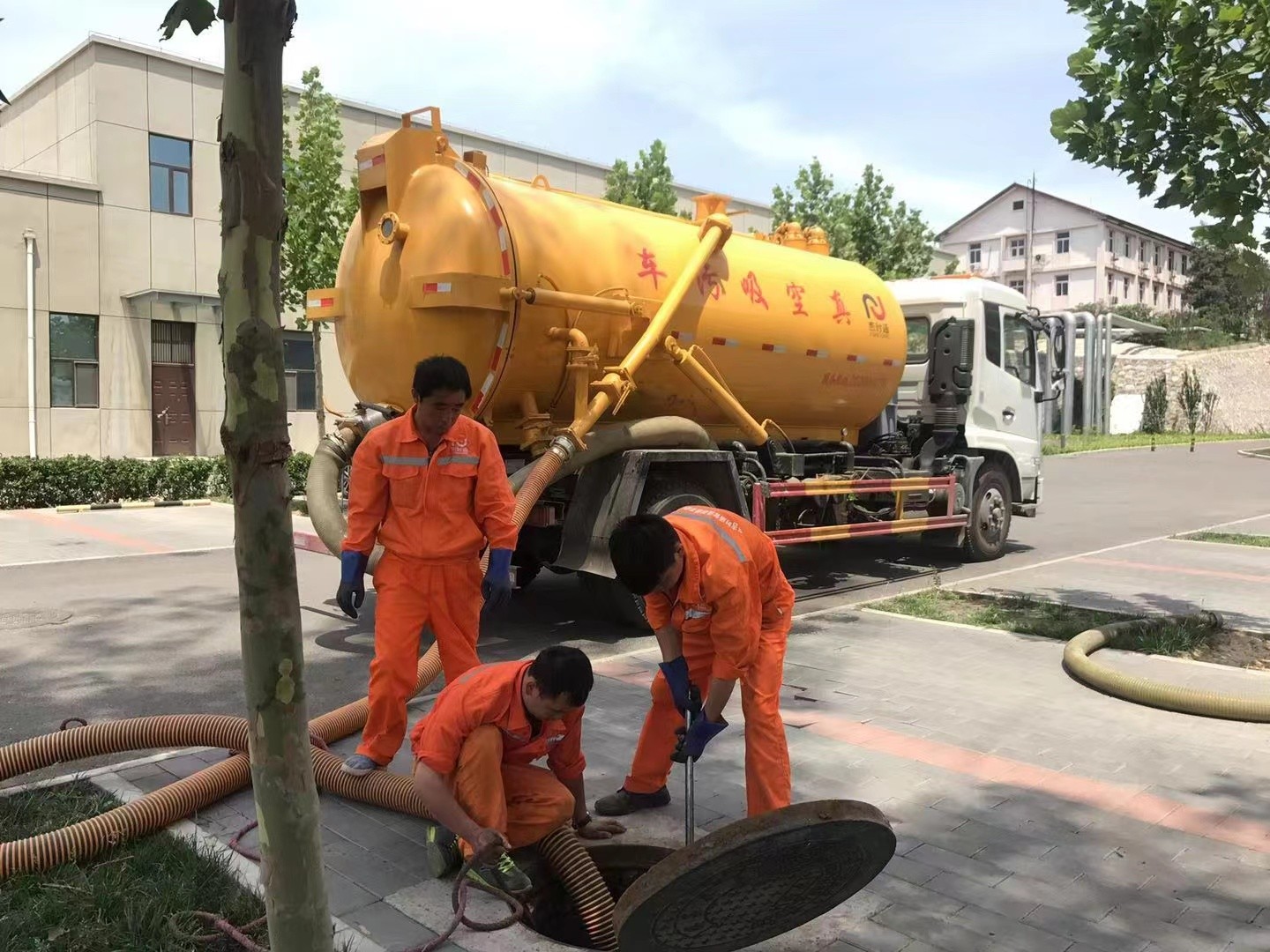 房县管道疏通车停在窨井附近