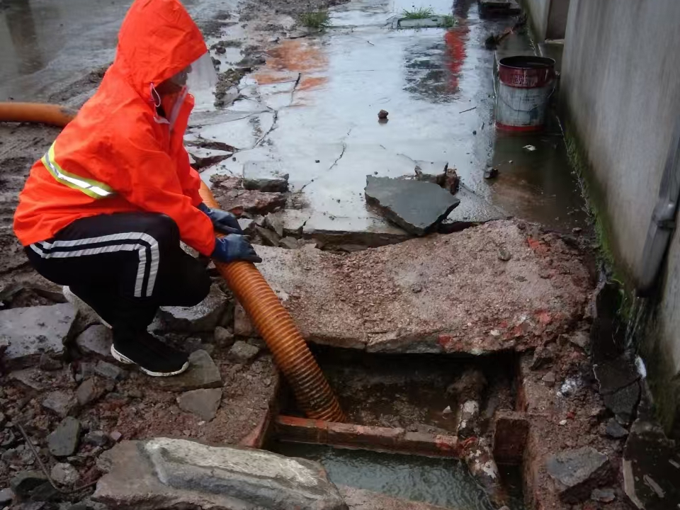 房县专业清理污水池 炜誉市政以规范流程守护城市 “肠道”