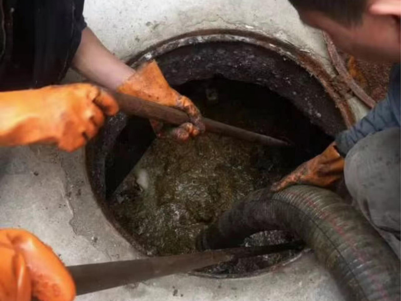 房县清理化粪池时如何避免沼气的危害？